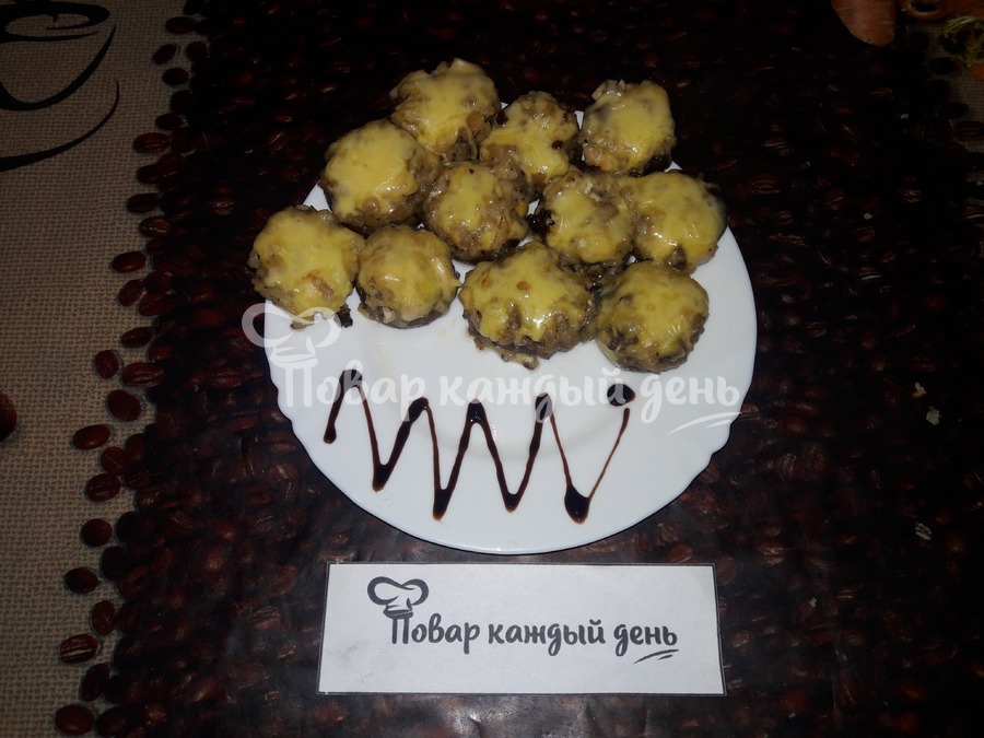 Грибы фаршированные сыром яйцом и рисом