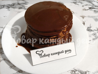 Шоколадные панкейки с какао-топпингом